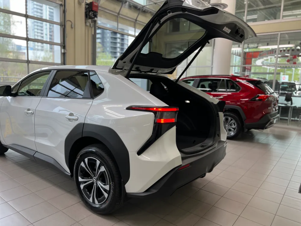 2023 toyota bz4x le fwd white 26